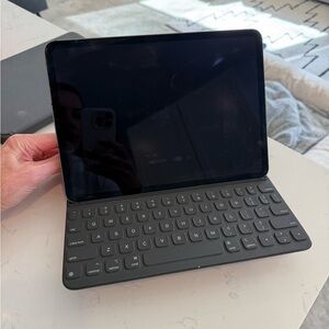 Apple Smart Keyboard Folio for iPad Air and iPad Pro 11 inch